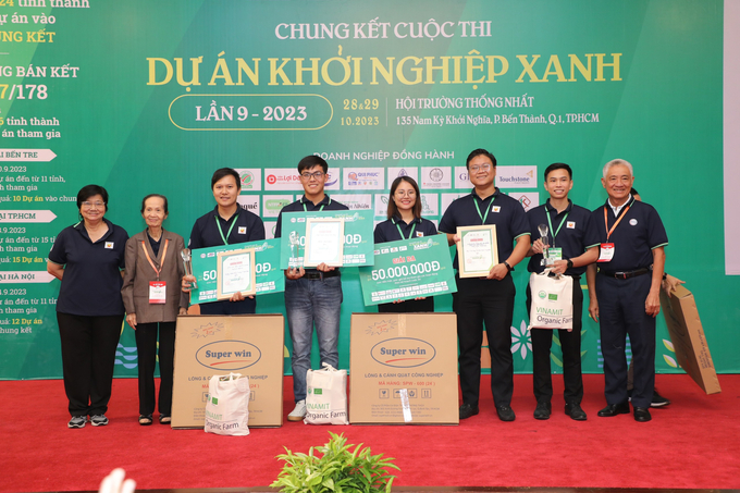 Ban giám khảo trao giải Nhì cho các dự án. Ảnh: Trần Quỳnh.