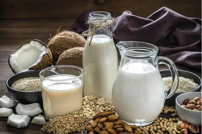 Organic vegan milk options include oat milk, soy milk, coconut milk and almond milk, among others. Photo:  carlosgaw / E+ / Getty Image