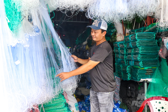 Ngoài sản xuất các loại lưới truyền thống, người dân làng nghề đan lưới Thơm Rơm cũng đa dạng các dòng ngư cụ đánh bắt thủy hải sản phù hợp với nhu cầu của ngư dân đồng bằng và miền biển. Ảnh: Kim Anh.