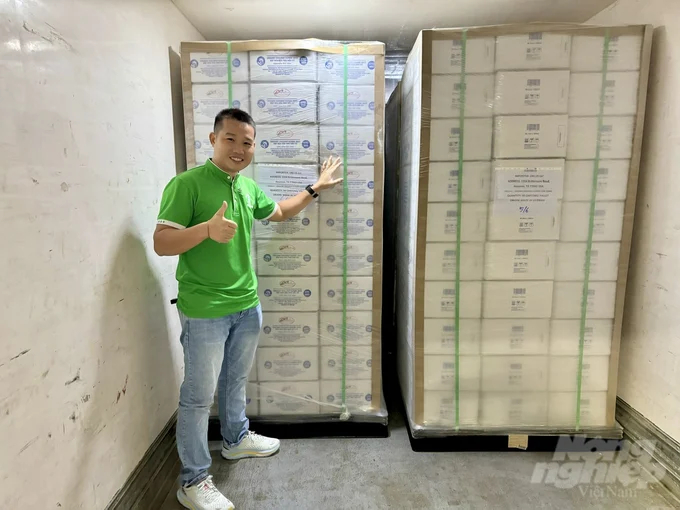 Mr. Pham Dinh Ngai, Managing Director of Tra Vinh Farm Co., Ltd. with a shipment of coconut nectar drink exported to the US. Photo: Ho Thao.