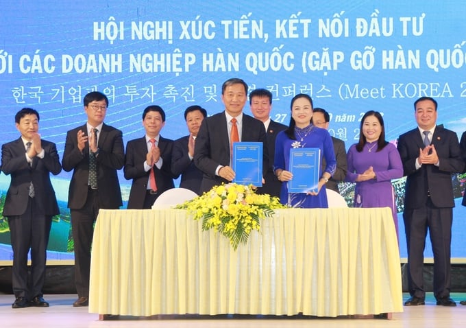 Representatives from the Yen Bai Entrepreneur Association and the South Korean Business Association in Hai Phong also signed an agreement to enhance investment and business connections. Photo: Thanh Tien.