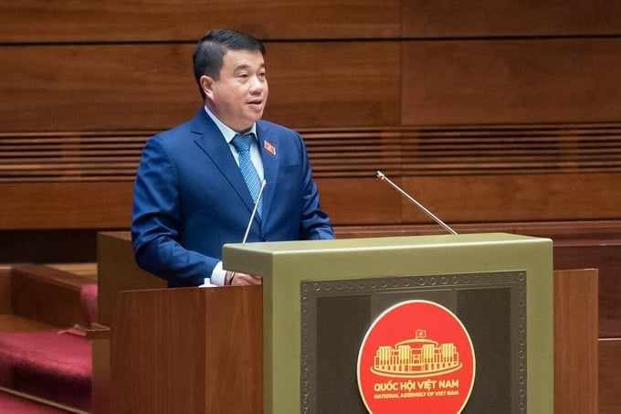Mr. Y Thanh Ha Nie Kdam, Chairman of the National Assembly Council of Ethnic Affairs and Deputy Head of the National Assembly Supervision Delegation, presenting the report of the National Assembly Supervision Delegation. Photo: National Assembly.