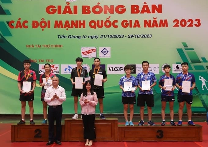 Anh Hoàng, Mai Ngọc, Đình Đức giúp CLB bóng bàn Hà Nội T&T giành 2 huy chương vàng nội dung đôi nam và đôi nam nữ tại Giải bóng bàn các đội mạnh quốc gia 2023. Ảnh: T&T.