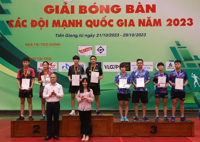 Anh Hoàng, Mai Ngọc, Đình Đức giúp CLB bóng bàn Hà Nội T&T giành 2 huy chương vàng nội dung đôi nam và đôi nam nữ tại Giải bóng bàn các đội mạnh quốc gia 2023. Ảnh: T&T.