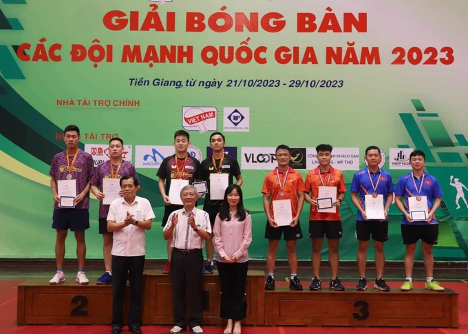 Anh Hoàng, Mai Ngọc, Đình Đức giúp CLB Bóng bàn Hà Nội T&T giành 2 huy chương vàng nội dung đôi nam và đôi nam nữ tại Giải bóng bàn các đội mạnh quốc gia 2023. Ảnh: T&T.