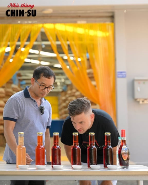 From the left are bottles of fish sauce going through each composting stage in 1, 3, 5, 7, 9, and 12 months, respectively. It can be seen that the color of the fish sauce gradually changes to a beautiful, shiny puce color. It is when the flavor of the fish sauce has thickened and meets the standards to be delivered to consumers.