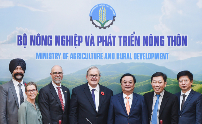 Leaders of the two Ministries of Agriculture took commemorative photos. Photo: Quynh Chi.