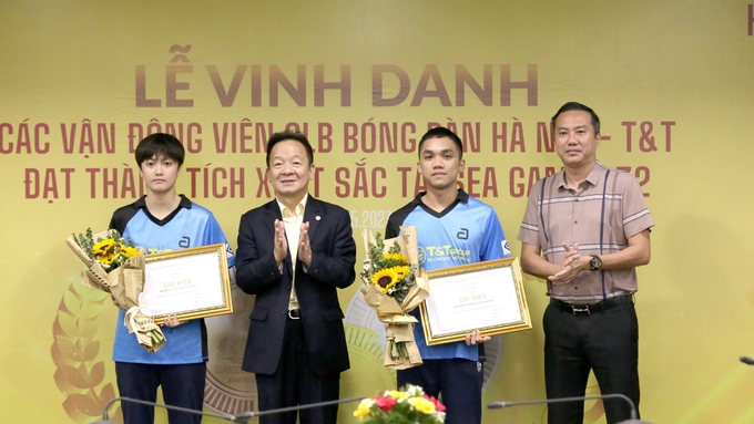 Bầu Hiển thưởng lớn cho Mai Ngọc và Anh Hoàng sau tấm huy chương vàng SEA Games 32. Ảnh: T&T.