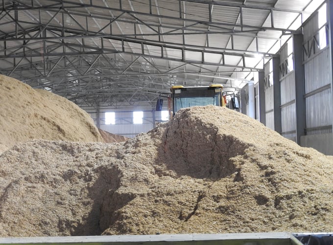 Rice husk warehouse for fuel at Chu Se Rubber factory - Kampong Thom. Photo: Thanh Son.