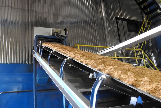 The conveyor belt brings rice husks into the heating furnace at Chu Se Rubber - Kampong Thom factory. Photo: Thanh Son.
