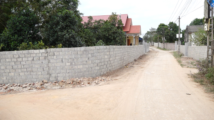 Tường rào được người dân xây mới tại xóm Đồi Cây, xã Yên Lãng, huyện Đại Từ. Ảnh: Quang Linh.