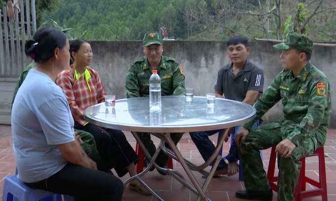 Cán bộ Đồn Biên phòng Thanh Lòa luôn quan tâm đến cuộc sống của người dân trên địa bàn. 