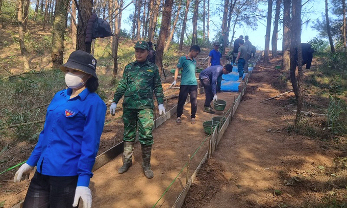 Cán bộ, chiến sĩ biên phòng hỗ trợ người dân trên địa bàn huyện Cao Lộc làm đường.
