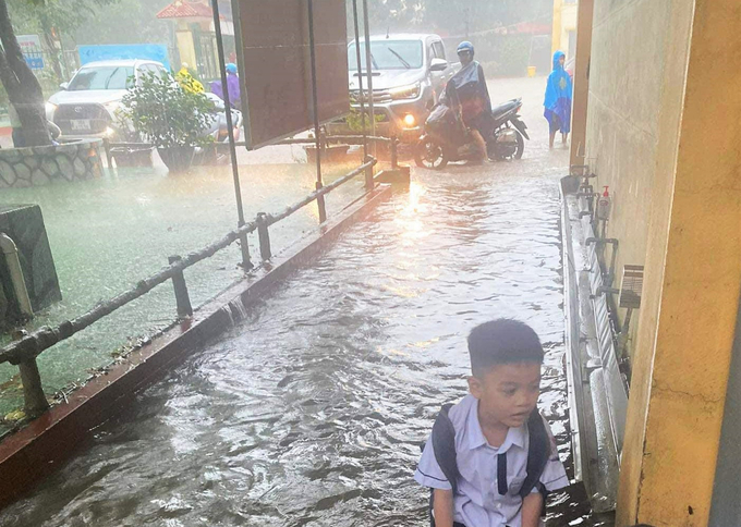 Hàng nghìn học sinh trên địa bàn huyện Hương Khê phải nghỉ học do ảnh hưởng của mưa lớn. Ảnh: Hưng Phúc