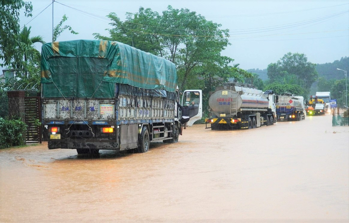 Hình ảnh ghi nhận tại quốc lộ 15A, đoạn qua xã Hà Linh, huyện Hương Khê. Tuyến đường bị ngập cục bộ chiều dài khoảng 0,5km, sâu 0,3 - 0,5m.