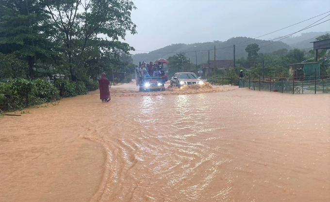 Mưa trắng trời trong thời gian ngắn khiến nhiều huyện ở Hà Tĩnh bị ngập lụt nghiêm trọng, tuyến đường Hồ Chí Minh và quốc lộ 15A ngập sâu, các phương tiện giao thông tê liệt.