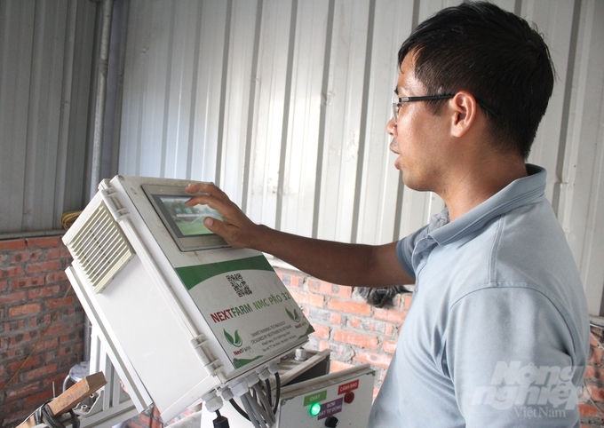 The smart agricultural management system helps Mr. Dang reduce labor, save on input materials, and ensure balanced nutrition for plants to grow. Photo: Trung Quan.