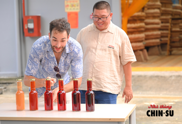 The Western guy was introduced to fish sauce from the moment he started brewing chutney until it became drops of fish sauce rich in fish flavor (from left to right by month: 1, 3, 5, 7, 9, 12).