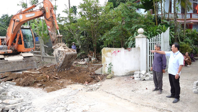 Phá tường để thi công đường xóm 6m tại xã Khôi Kỳ, huyện Đại Từ.  Ảnh: Quang Linh.