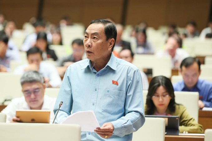 Đại biểu Phạm Văn Hòa (Đồng Tháp) chia sẻ về Chương trình xây dựng nông thôn mới. Ảnh: Quốc hội.