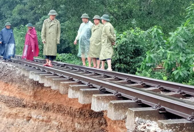 Lãnh đạo huyện Vũ Quang phối hợp Xí nghiệp Vận tải đường sắt Nghệ Tĩnh chỉ đạo thực hiện các biện pháp khắc phục sự cố. Ảnh: Hưng Phúc.