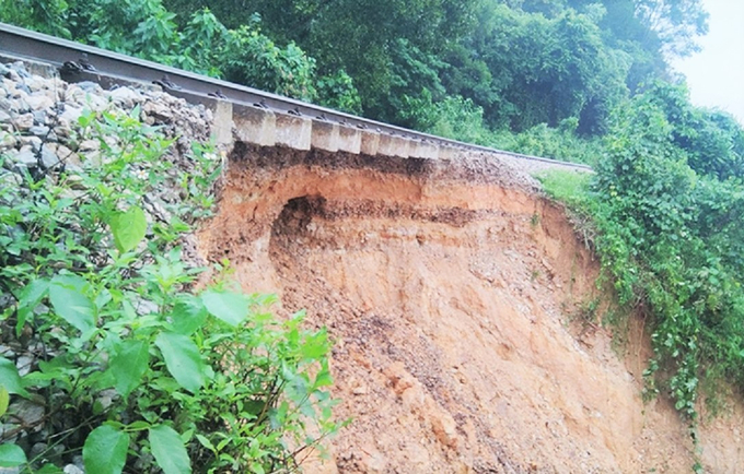 Tuyến đường sắt Bắc - Nam đoạn qua huyện Vũ Quang bị sạt lở nghiêm trọng sau mưa lớn. Ảnh: Hưng Phúc.