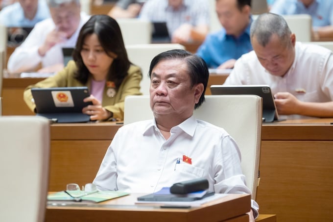 Minister of Agriculture and Rural Development Le Minh Hoan attended the National Assembly session on October 30. Photo: Pham Thang.