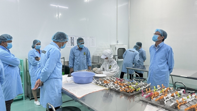 Deputy Minister Phung Duc Tien and the Department of Animal Health delegation visited the Vietnam Quoc Yen factory. Photo: DK.
