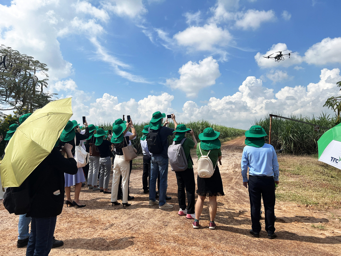 Máy bay không người lái (Drone) phun phân hữu cơ vi sinh tại Nông Trường Thành Long 1 của TTC AgriS ở Tây Ninh.