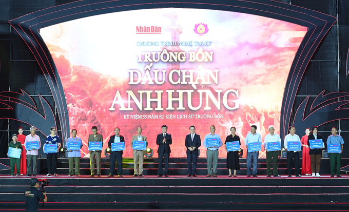 Ban tổ chức trao số tiết kiệm tặng thân nhân những Anh hùng liệt sĩ thanh niên xung phong Truông Bồn.
