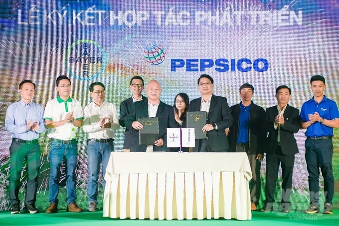 Bayer Việt Nam ký biên bản ghi nhớ cùng PepsiCo hướng đến mục tiêu hợp tác chiến lược trong việc thúc đẩy và mang lại giải pháp canh tác bền vững cho bà con nông dân. Ảnh: Thanh Bình.