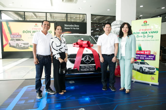 Bà Nguyễn Thị Hiền, Phó Tổng Giám đốc PVCFC (ngoài cùng bên phải) trao xe Mercedes Benz GLC 200 cho Đại lý Nghiêm Thủy.