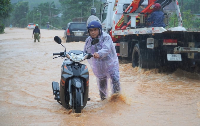 Các địa phương miền Trung đang xảy ra mưa lũ, gây nhiều khó khăn cho đời sống người dân. Ảnh: Thanh Nga.