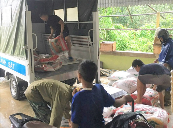 Người dân xã Lộc Yên, huyện Hương Khê cuống cuồng di dời tải sản tránh lũ.