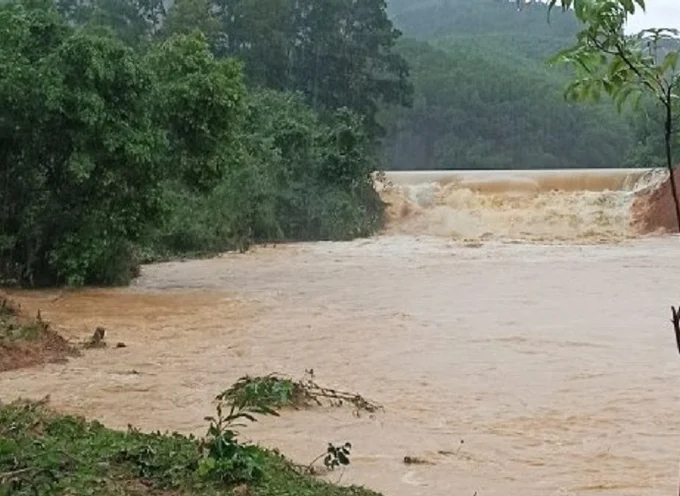 Đập Tắt ở xã Hòa Hải, huyện Hương Khê (Hà Tĩnh) bị vỡ ngày 30/10.