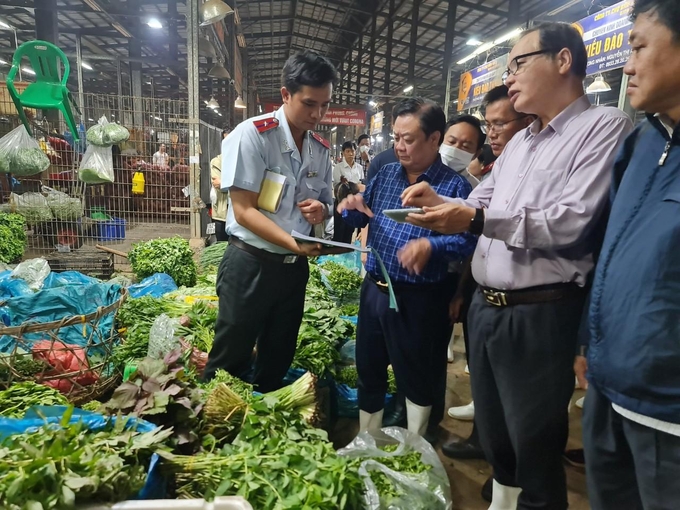 Bộ trưởng Lê Minh Hoan khảo sát thực tế tại chợ Bình Điền (TP.HCM) ngày 17/10/2022. Ảnh: Nguyễn Châu.