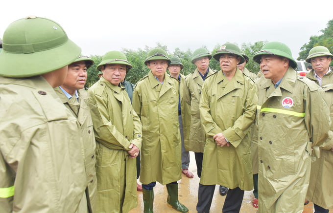 Thứ trưởng Nguyễn Hoàng Hiệp (ngoài cùng bên phải) kiểm tra tình hình mưa lũ và thực trạng hồ đập thủy lợi tại huyện Hương Khê và Vũ Quang (Hà Tĩnh). Ảnh: Hưng Phúc.