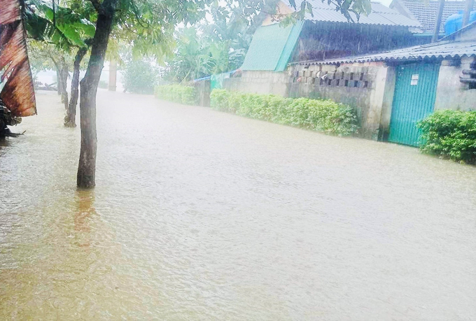 Đến tối 31/10 vẫn đang còn hàng trăm hộ dân các huyện Hương Khê, Vũ Quang, Can Lộc bị nước lũ cô lập. Ảnh: Hưng Phúc. 