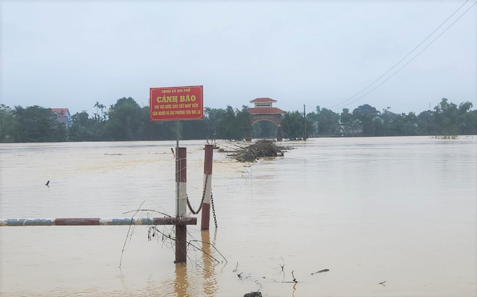 Thứ trưởng Bộ NN-PTNT cũng đề nghị Hà Tĩnh báo cáo rõ tình hình lũ lụt ở huyện Hương Khê, trong đó cần nhấn mạnh tác động của hồ chứa thủy điện Hố Hô để có giải pháp phù hợp, đảm bảo an toàn cho vùng hạ du. Ảnh: Hưng Phúc.