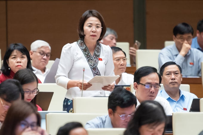 Delegate Hoang Thi Doi from the National Assembly Delegation of Son La province - proposed amendments and supplements to the new rural criteria to correspond with reality. Photo: Quochoi.vn.