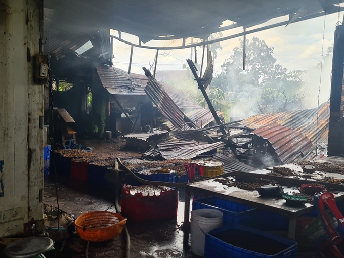 Vụ hỏa hoạn đã thiêu rụi gần như hoàn toàn xưởng sơ chế nhộng tằm bằng nhà tiền chế và nhiều tài sản khác của gia đình bà Nguyễn Thị Nguồn. Ảnh: MH.