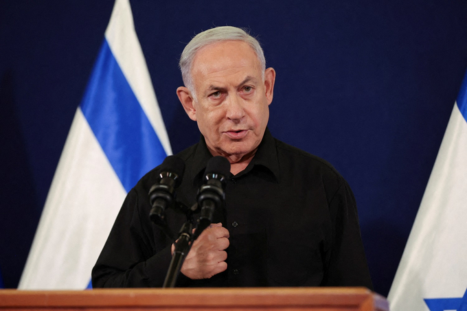 Thủ tướng Israel Benjamin Netanyahu trong cuộc họp báo với Bộ trưởng Quốc phòng Yoav Gallant tại căn cứ quân sự Kirya ở Tel Aviv, Israel, ngày 28/10. Ảnh: Reuters.