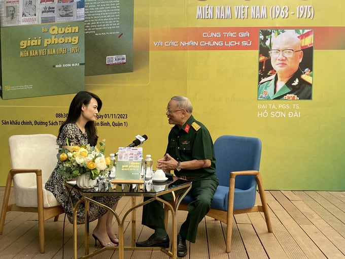 Tác giả Hồ Sơn Đài trả lời phỏng vấn tại Đường Sách TP.HCM sáng 1/11.