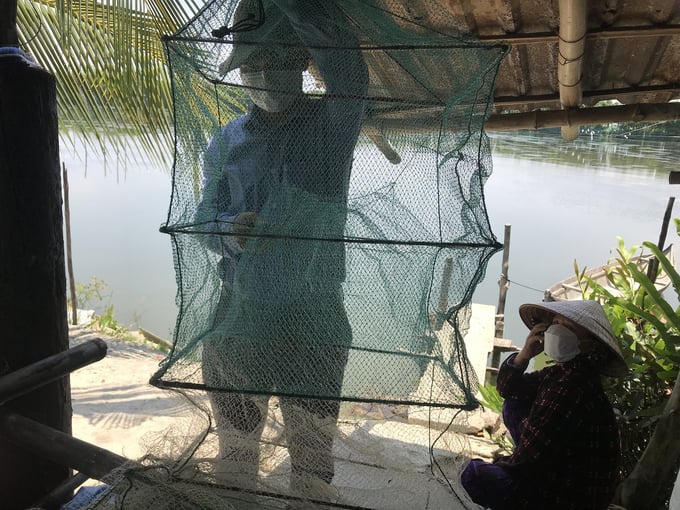 Lưới lồng - vật dụng người nuôi tôm xen cua, cá bắt thủy sản nuôi để bán quanh năm. Ảnh: V.Đ.T.