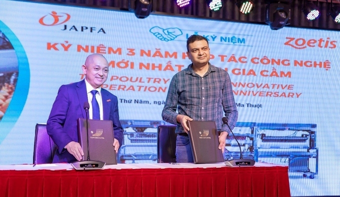 Ông Nguyễn Duy Tâm, Tổng giám đốc Công ty TNHH Zoetis Việt Nam (trái) và ông Sanjeev Kumar, Phó Tổng giám đốc phụ trách miền Nam Japfa Comfeed Việt Nam (phải) kí kết chuyển giao công nghệ hệ thống tiêm vaccine trong trứng – Inovoject NXT.