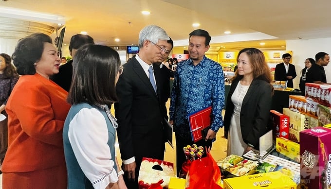 Consul General of the Republic of Indonesia in Ho Chi Minh City, Mr. Agustaviano Sofjan (second from the right), Vice Chairman of the Ho Chi Minh City People's Committee, Mr. Vo Van Hoan, and delegates, exploring Halal-certified products from Vietnamese businesses. Photo: Nguyen Thuy.