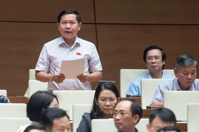 Delegate Ta Minh Tam (Tien Giang) gave opinions related to the agricultural sector.