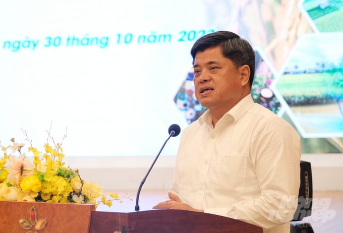 Deputy Minister of the Ministry of Agriculture and Rural Development, Tran Thanh Nam, raises several issues regarding investment attraction in agriculture and rural sectos of the Mekong Delta region. Photo: Le Hoang Vu.