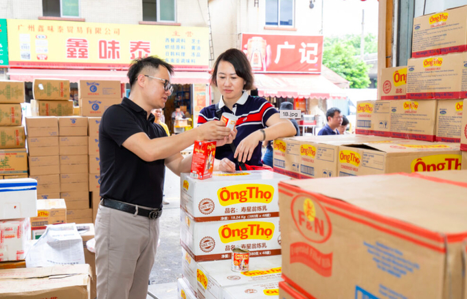 Sữa đặc Ông Thọ của Vinamilk được bán tại hệ thống siêu thị và chợ ở Quảng Châu, Trung Quốc.