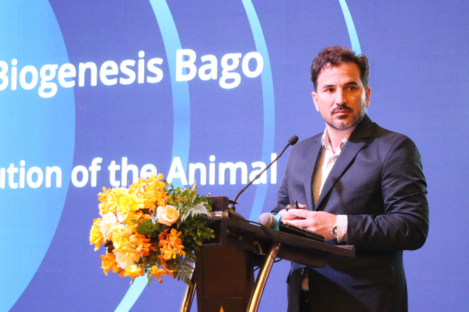 Ông Facundo Romero, Giám đốc Chất lượng sản phẩm toàn cầu, Công ty Biogénesis Bagó, Argentina phát biểu tại hội thảo. Ảnh: Phương Thảo.